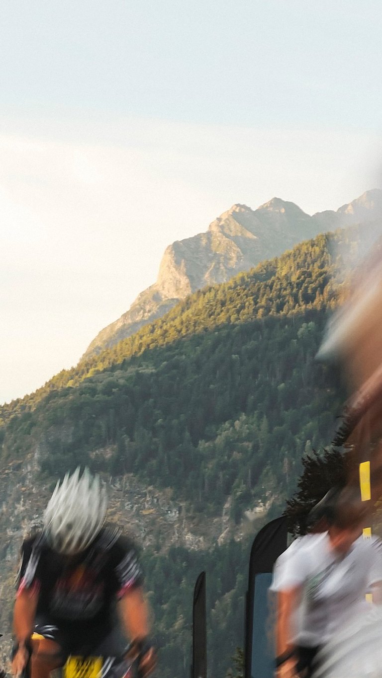 Montagne dorée par le soleil, des cyclistes passent en pleine vitesse