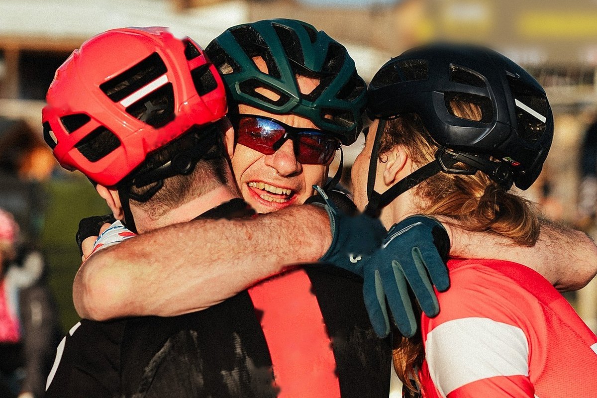 Trois cyclistes s'enlacent à l'arrivée, épuisés et heureux